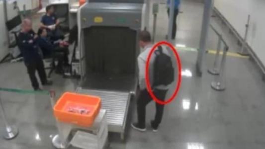 Imagens mostram Cid com mochila em aeroporto após “operação resgate” de joias sauditas.