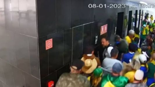 Imagens mostram dezenas de pessoas invadiram o Palácio do Planalto em 8 de janeiro