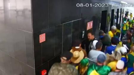 Imagens mostram dezenas de pessoas invadiram o Palácio do Planalto em 8 de janeiro