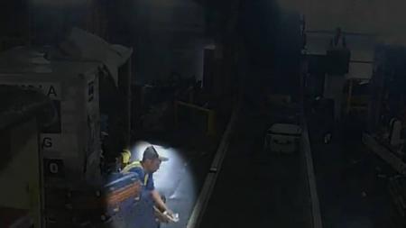 Imagens mostram dupla trocando etiquetas de bagagens