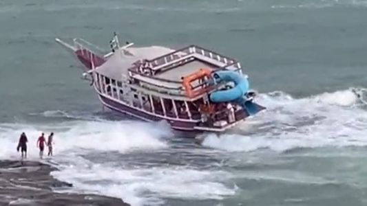 Imagens mostram escuna à deribva e pessoas nas pedras