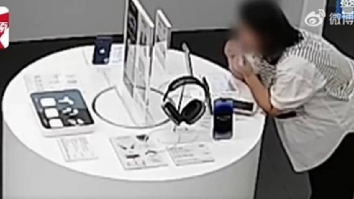 Mulher é detida após roer cabo de iPhone para roubar aparelho; veja imagens 