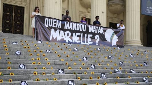 Imagens mostram mulher de ex-bombeiro indo até a casa de Ronnie Lessa seis dias após assassinato de Marielle Franco e Anderson Gomes