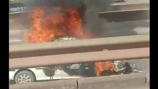Imagens mostram o carro já completamente destruído pelas chamas