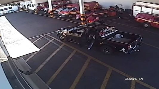 Imagens mostram o desespero da mãe e ação dos bombeiros