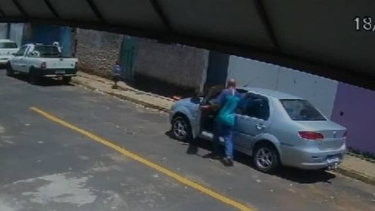 Imagens mostram o menino andando pela rua sozinho