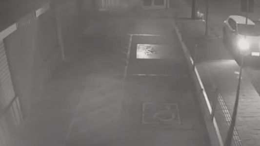 Imagens mostram o momento que a jovem é abandonada