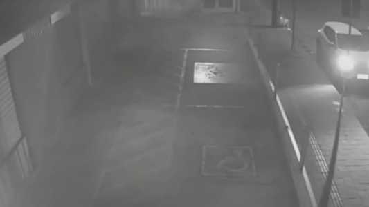Imagens mostram o momento que a jovem é abandonada
