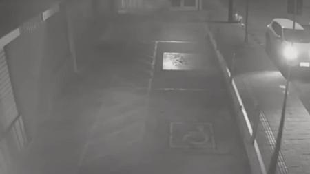 Imagens mostram o momento que a jovem é abandonada