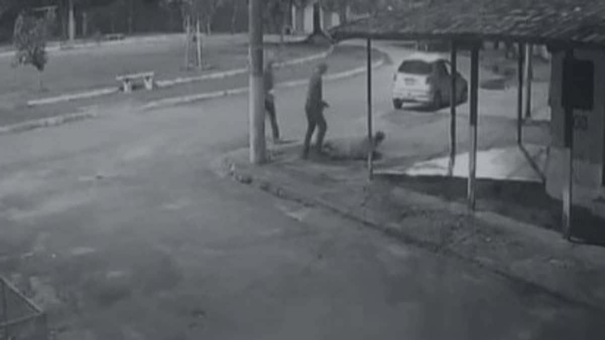Homem morto em praça em Sete Lagoas (MG) foi surpreendido por atiradores após abraçar mulher 