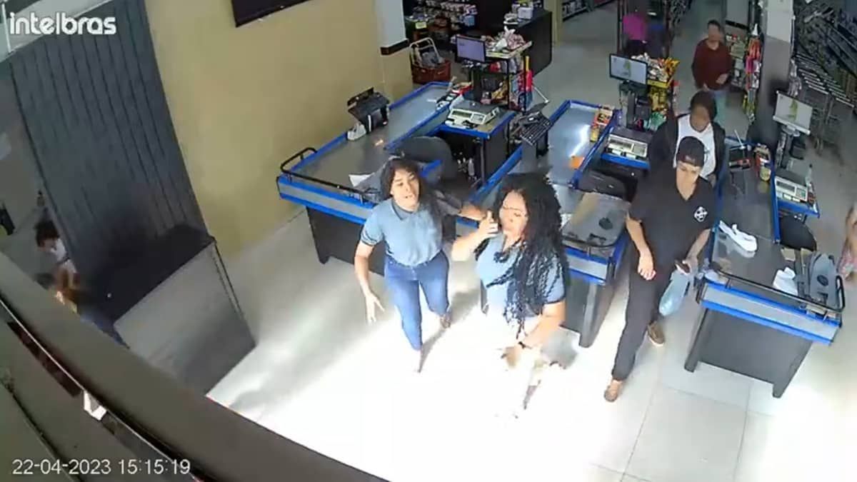 Vídeo: mulher é morta pelo ex-companheiro na frente das filhas em supermercado de Paracatu (MG)