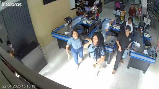 Imagens mostram reação de clientes e funcionários após mulher ser morta pelo ex dentro do supermercado