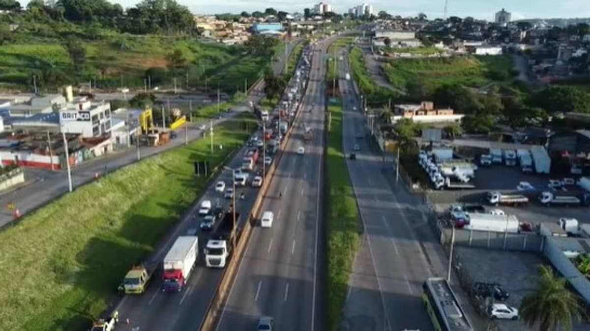 Carreta tombada complica trânsito no Anel Rodoviário em BH 