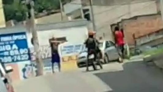 Imagens mostram um homem armado tentando conter o suicídio