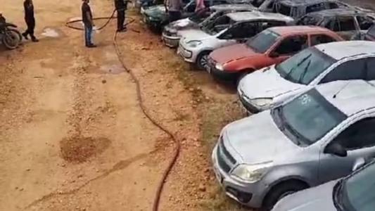 Imagens mostram veículos destruídos pelas chamas