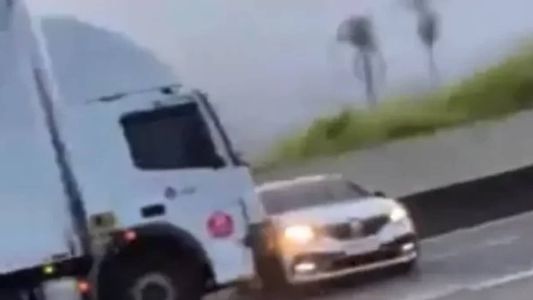 Imagens que mostram o caminhão arrastando carro circulam nas redes sociais