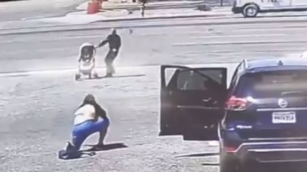 Vídeo: homem salva bebê em carrinho desgovernado momentos antes de entrar em avenida movimentada  
