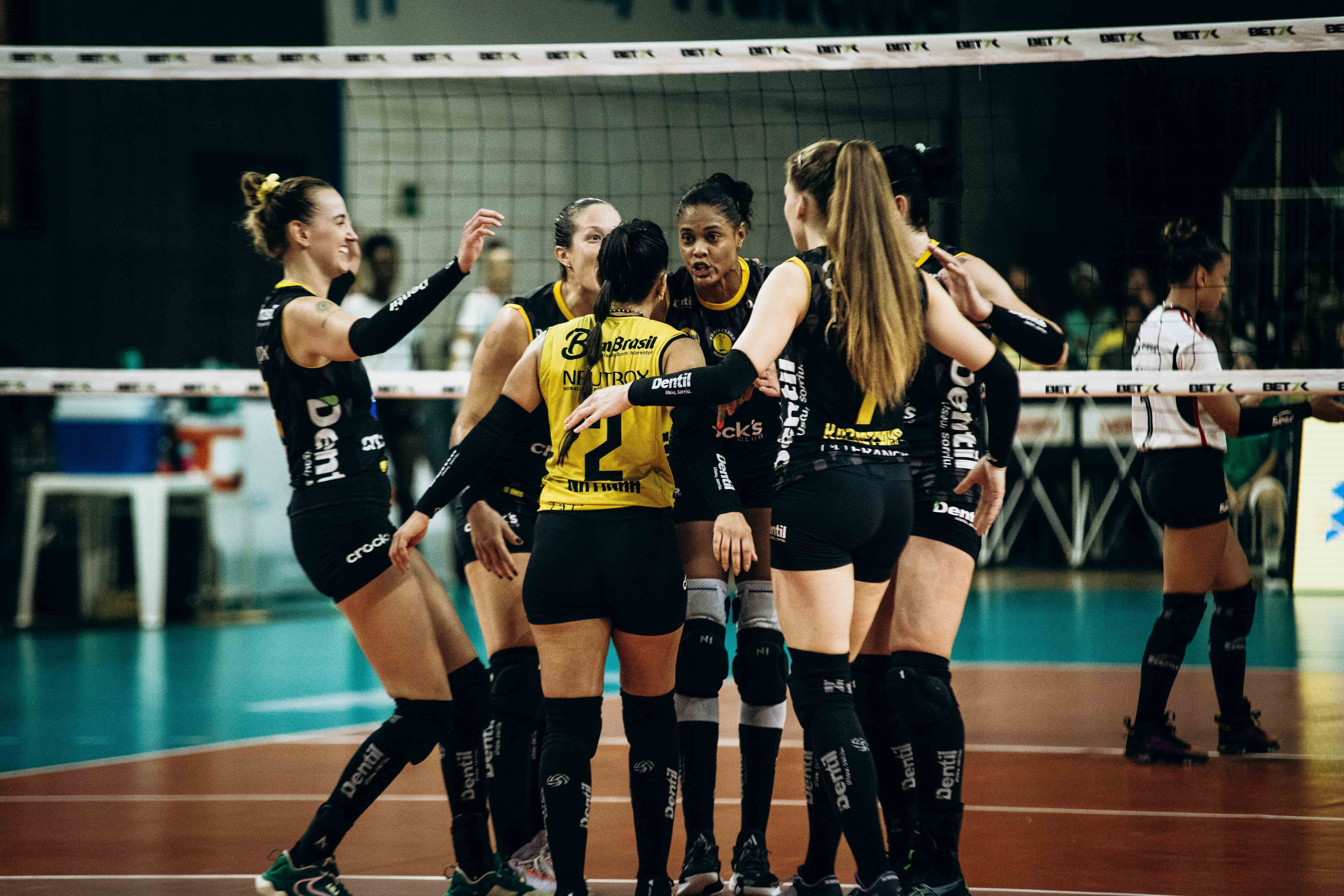 Praia Clube vence Flamengo e fica a uma vitória da final da Superliga Feminina