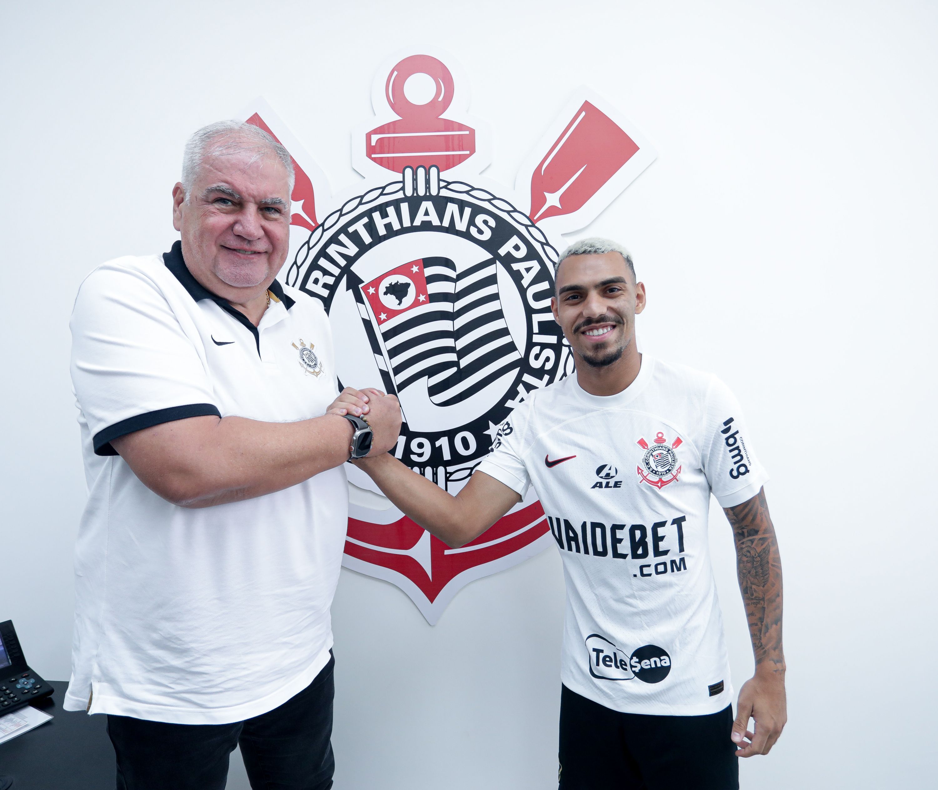 Corinthians anuncia a contratação de Matheus França, ex-Flamengo