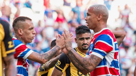 Breno Lopes e Deyverson, atacantes do Fortaleza, se cumprimentam em campo