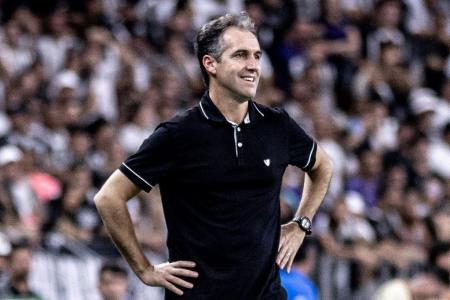 Léo Condé, técnico do Ceará, durante partida da equipe no Brasileirão