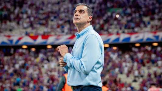 Técnico Renato Paiva durante jogo do Fortaleza na Arena Castelão