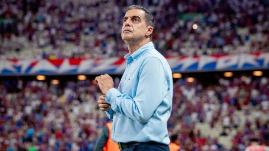 Técnico Renato Paiva durante jogo do Fortaleza na Arena Castelão