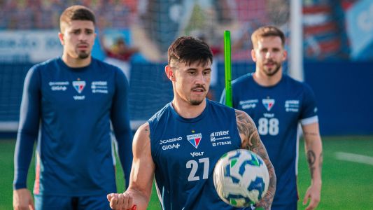 Lucas Gazal, Lucas Sasha e Adam Bareiro (centro) durante treino do Fortaleza