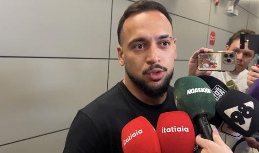 Maycon na chegada a BH para assinar contrato com o Atlético em 2026