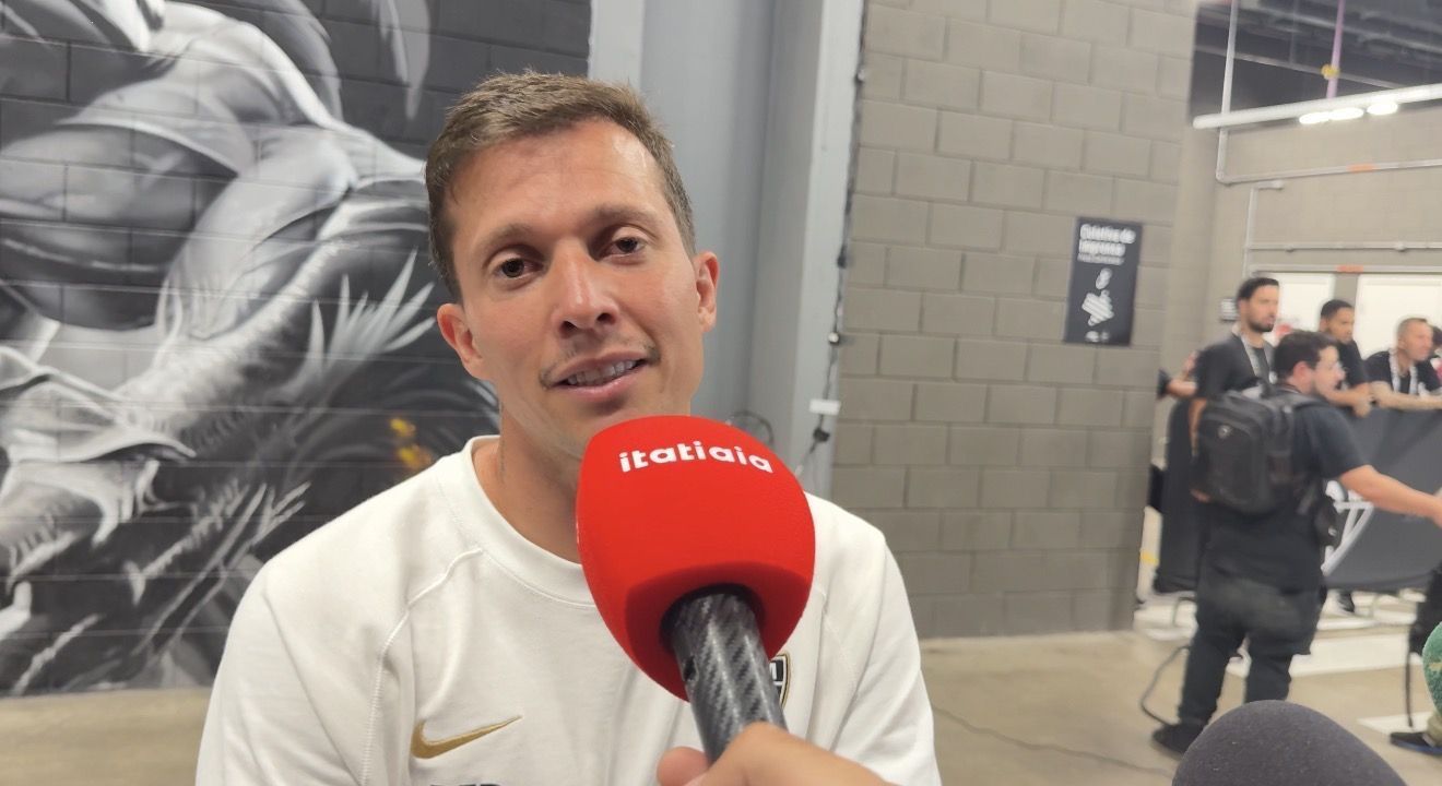 Destaque do Atlético na vitória no clássico, Bernard comenta lance polêmico: ‘Me abraçou’