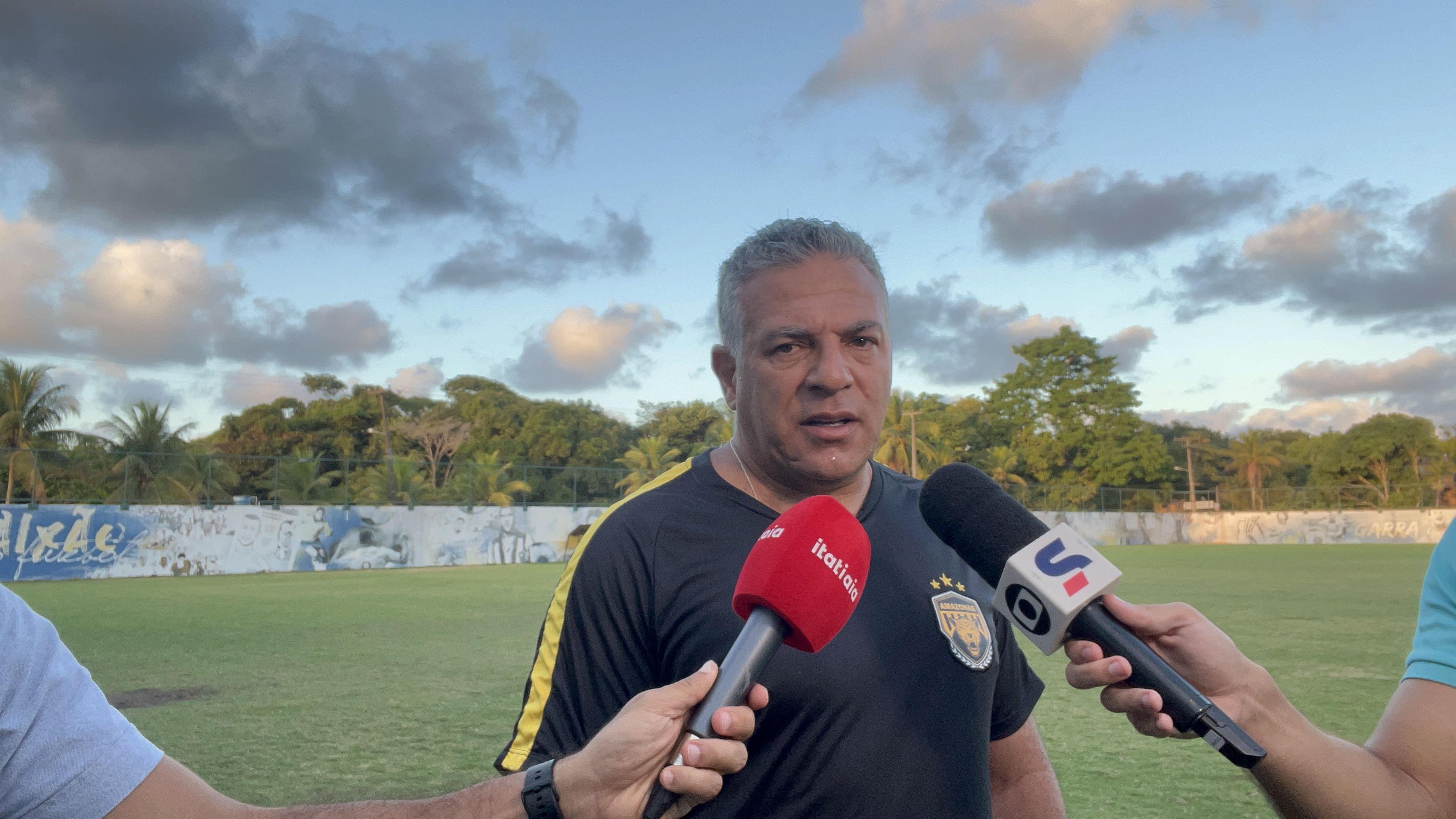 Técnico do Amazonas fala pela primeira vez sobre negociação com ex-Liverpool