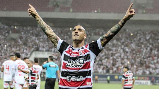 Ariel celebra gol do Santa Cruz sobre o Aérica-RN no jogo de ida das quarts de final da Série D