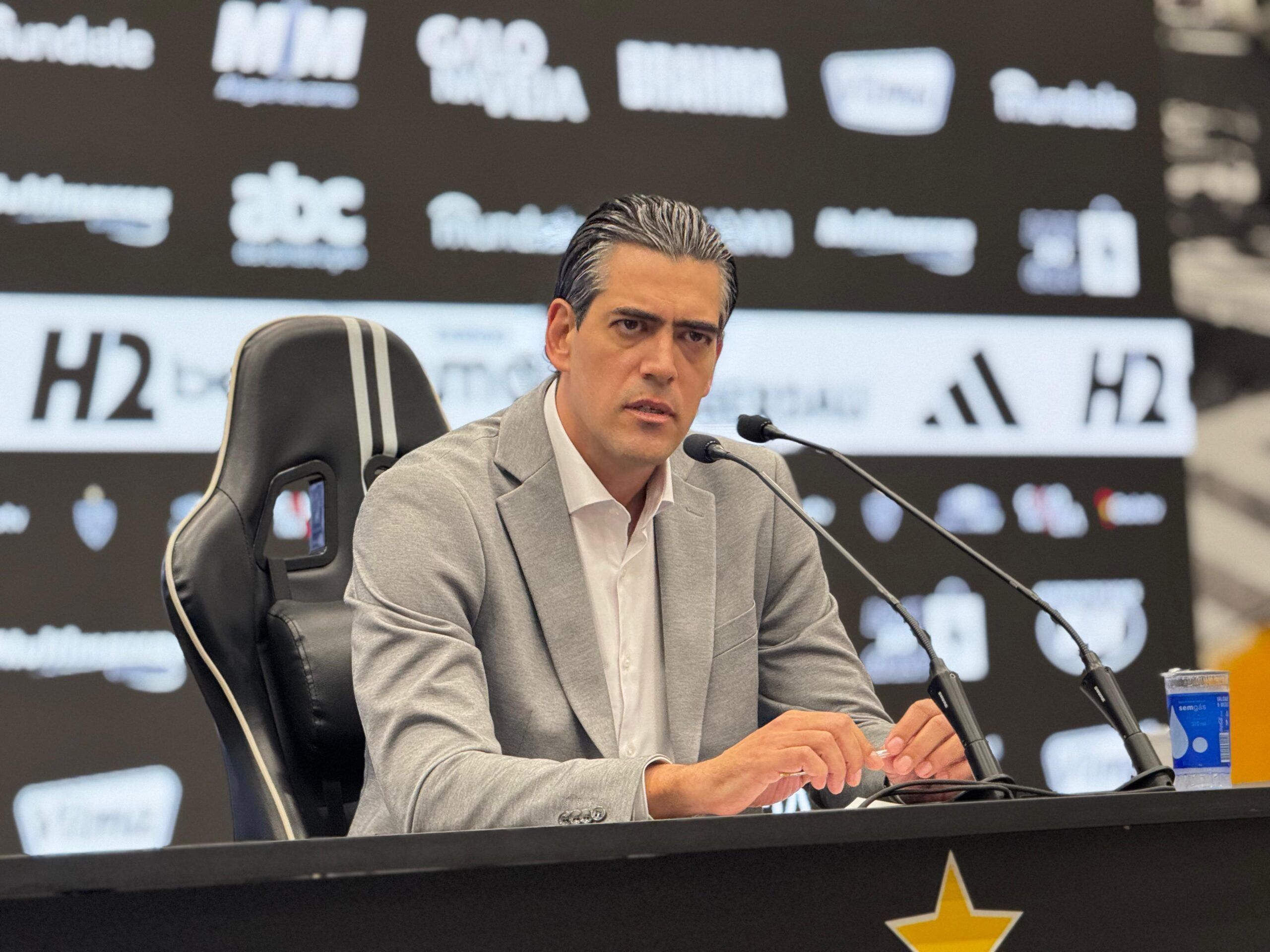 Diretor do Atlético revela longa reunião com Cuca e projeta janela
