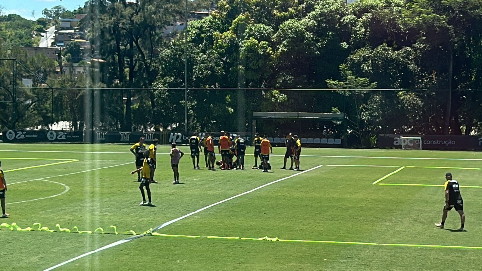 Gustavo Scarpa dá 'susto' em treino do Atlético e deixa campo carregado