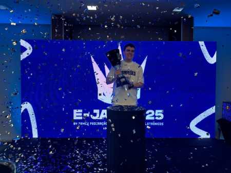 Gabriel Rezende, campeão do torneio de EA FC do E-JAM 2025