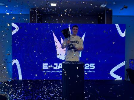 Gabriel Rezende, campeão do torneio de EA FC do E-JAM 2025