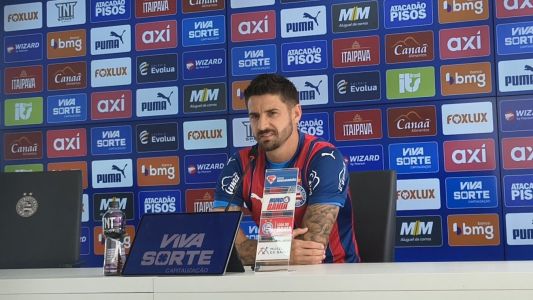 Atacante Everaldo durante entrevista de apresentação no Bahia