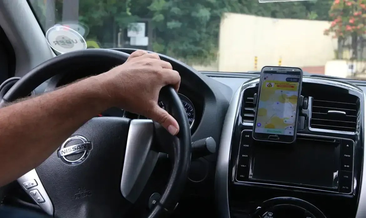 Motoristas de aplicativos em Ouro Preto protestam contra projeto de Lei de taxação do serviço