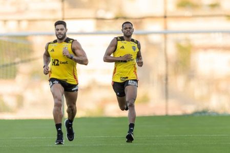 Hulk e Júnior Santos durante treinamento na Cidade do Galo