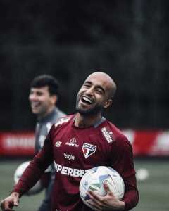 Lucas Moura deve ser relacionado para jogo contra a LDU, do Equador