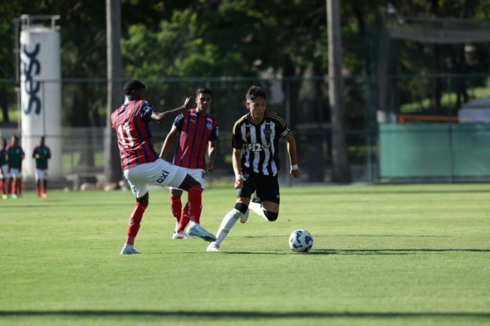 Zagueiro chileno foi acionado para defender a equipe sub-20, mas seguirá na equipe principal comandada por Cuca