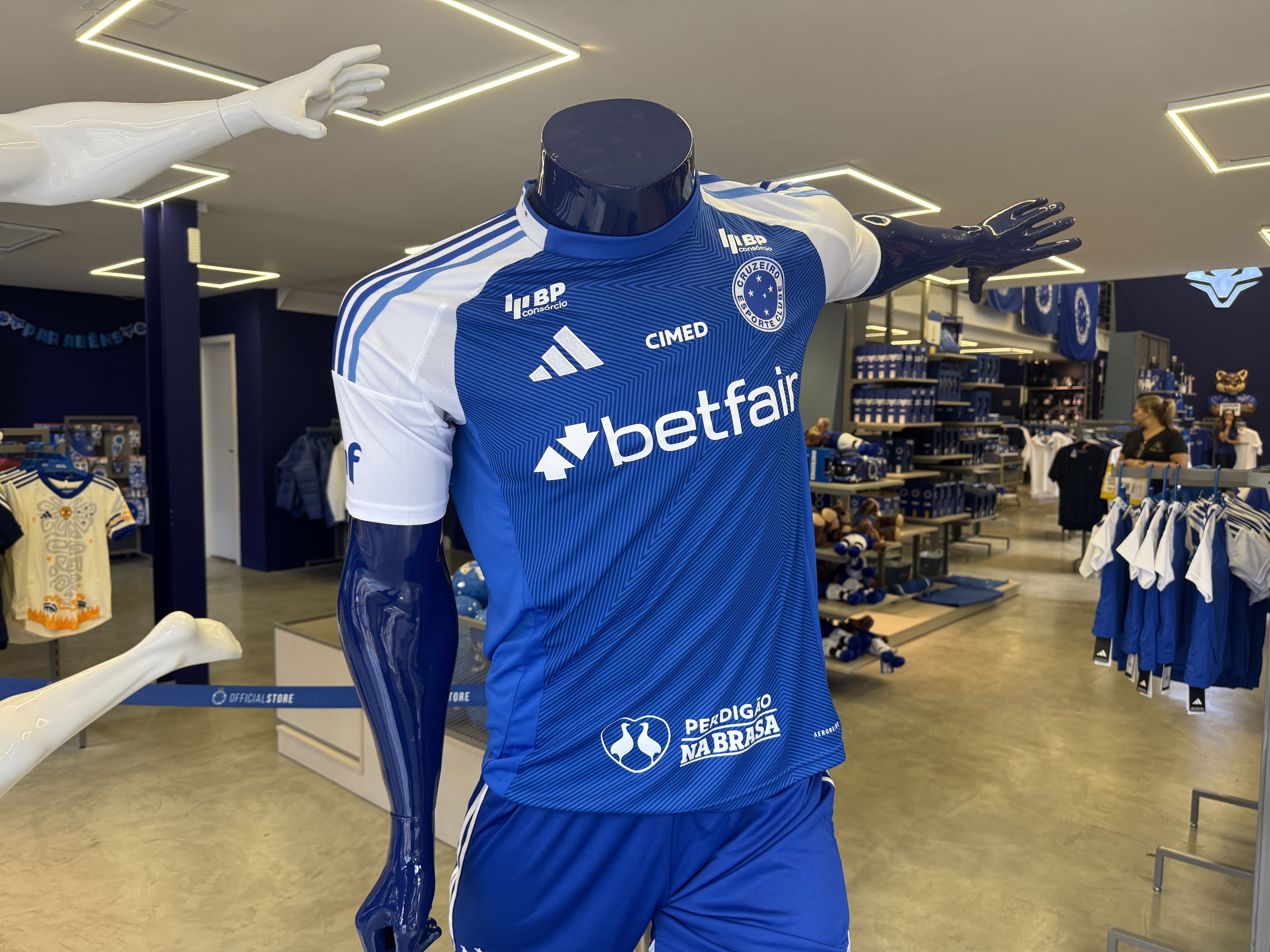 Cruzeiro lança novo uniforme para a temporada 2025; veja fotos