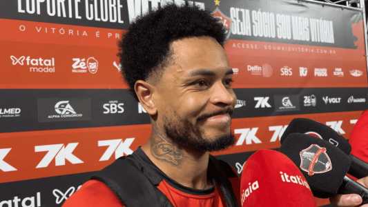 Matheuzinho, do Vitória, durante entrevista na zona mista