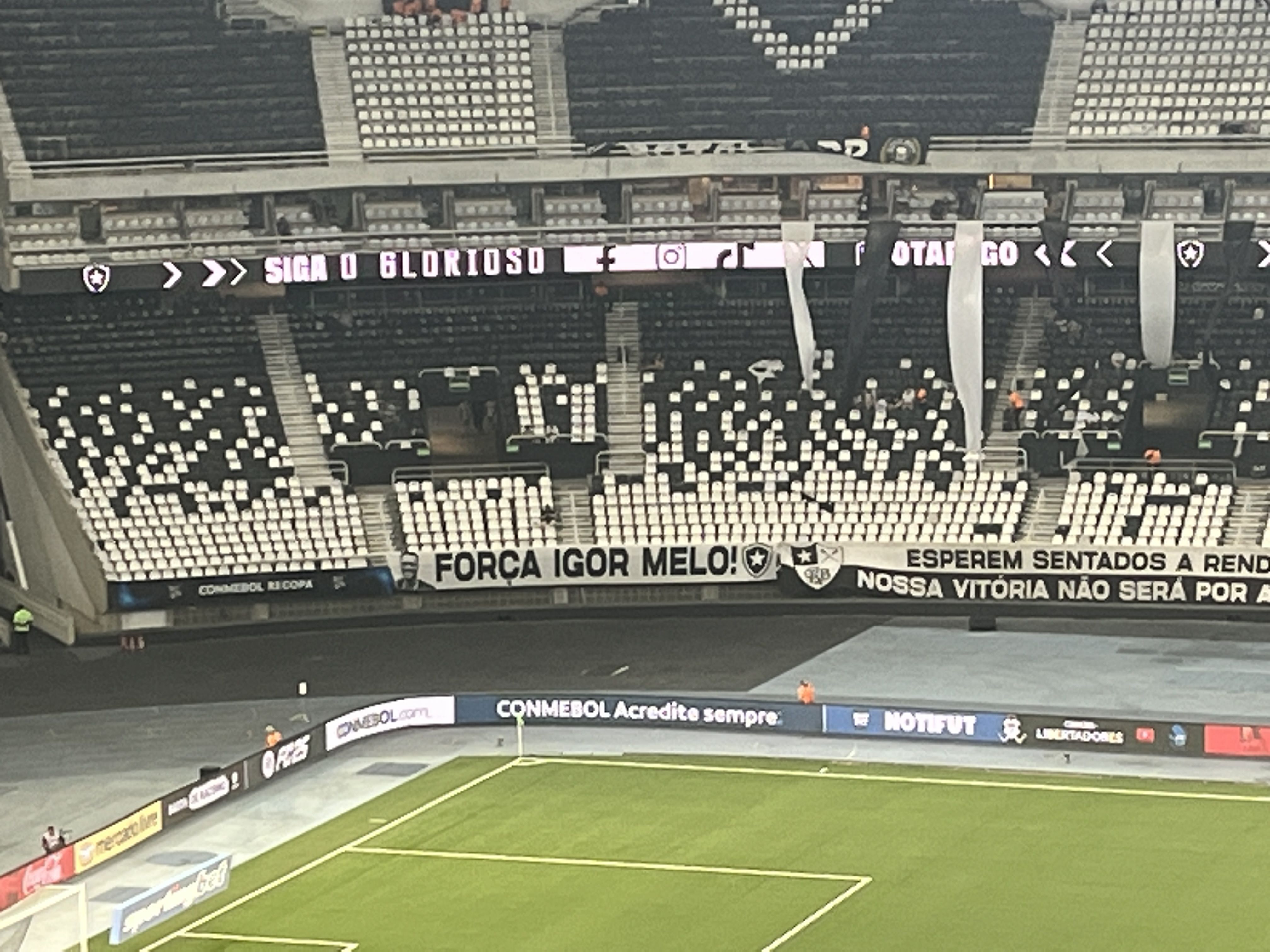 Torcida do Botafogo expõe faixa em apoio a Igor Melo, repórter baleado