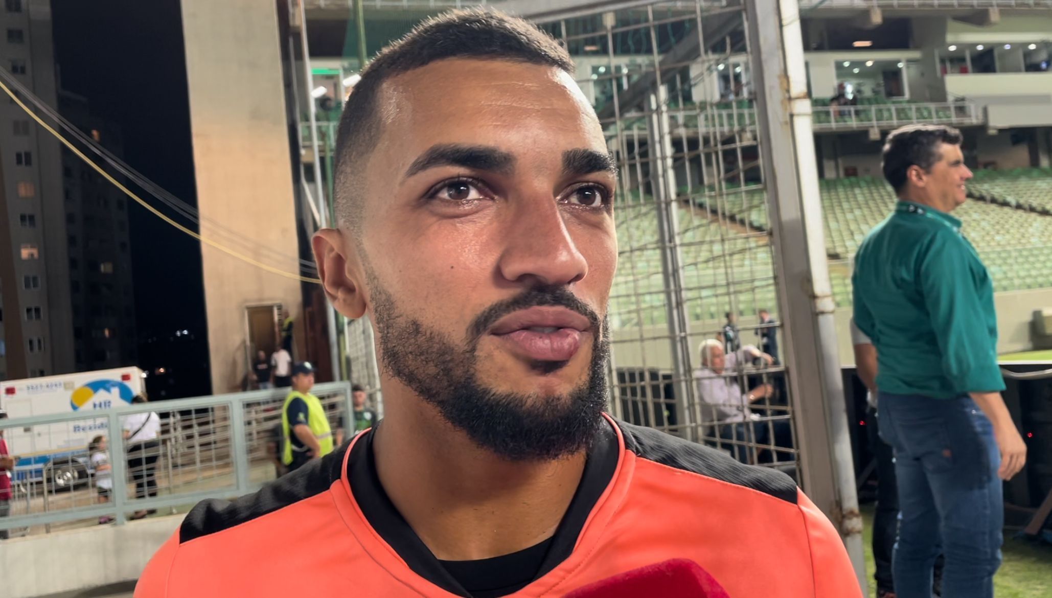 Goleiro do América reage às vaias da torcida: ‘Importante é que eles apoiaram’