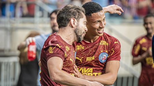 Autor do gol, Tiago (à dir.) comemora ao lado do capitão Everton Ribeiro