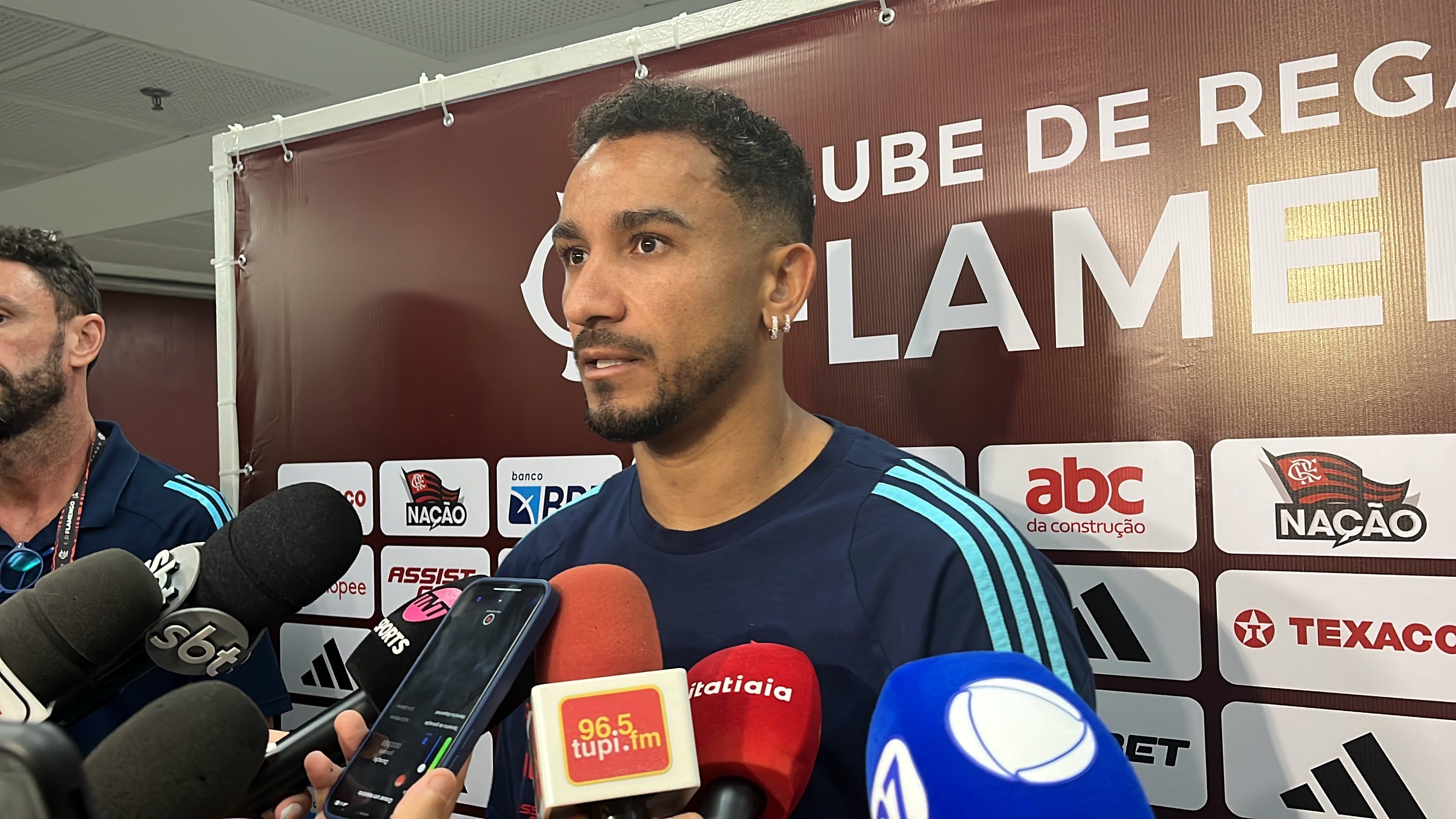 Danilo cobra solução por Maracanã lotado após protesto da torcida do Flamengo