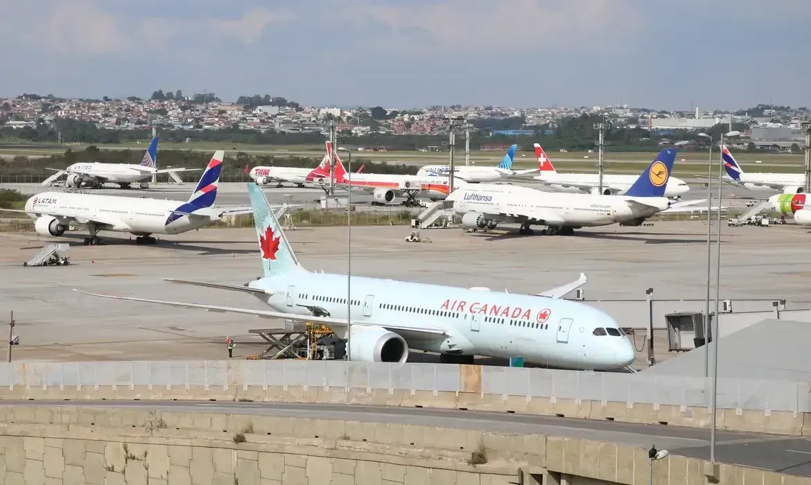 Idosa acusada de mandar matar cunhada é presa ao desembarcar no Aeroporto de Guarulhos em SP