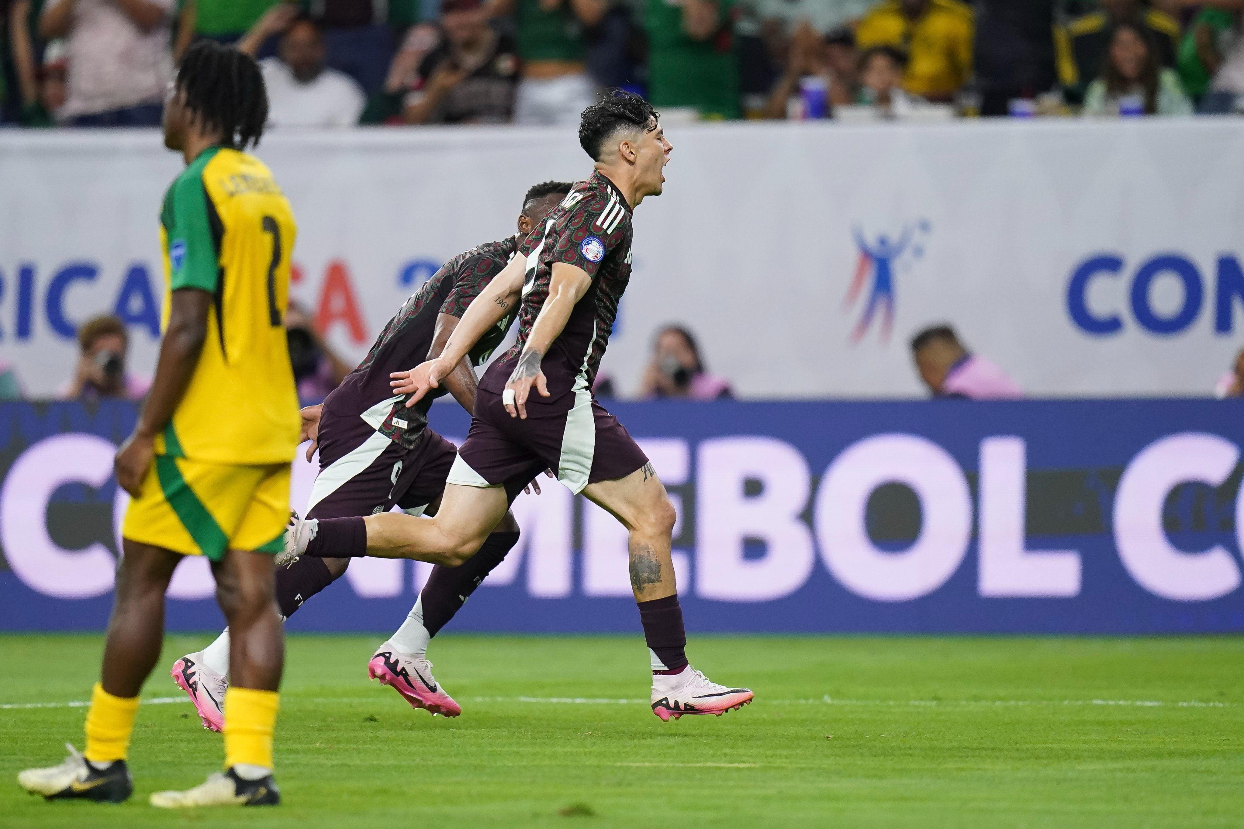 México sofre, mas vence a Jamaica na estreia da Copa América