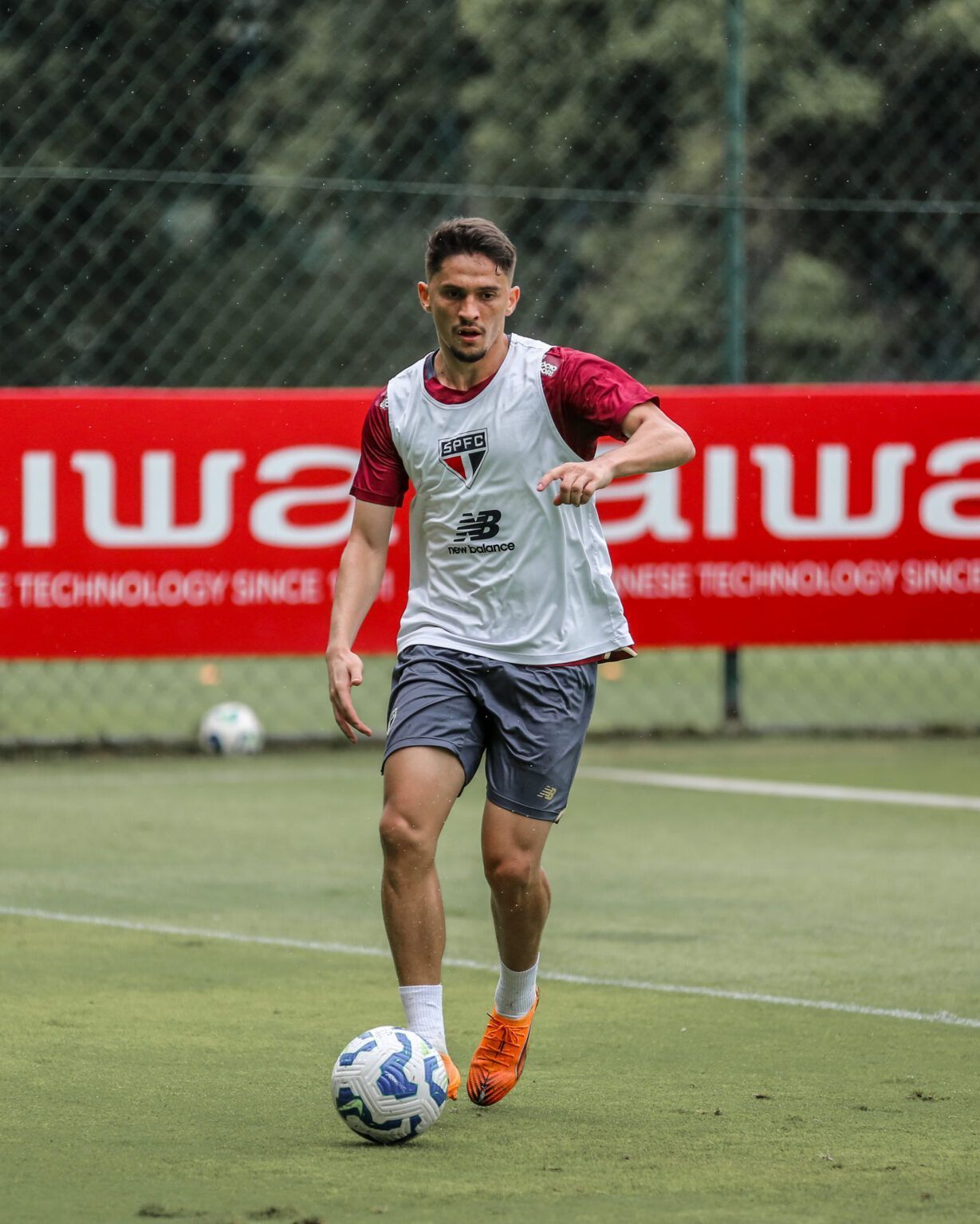 Volante treina com elenco e deve reforçar São Paulo contra o Corinthians